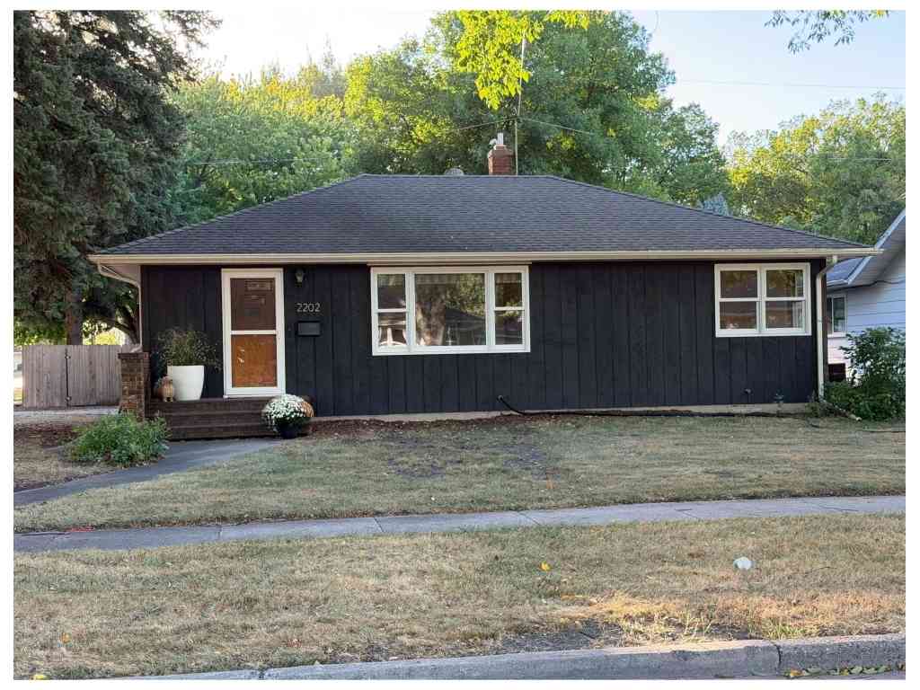 Homes For Sale - 2202 8th St N<br/> Fargo, ND 58102