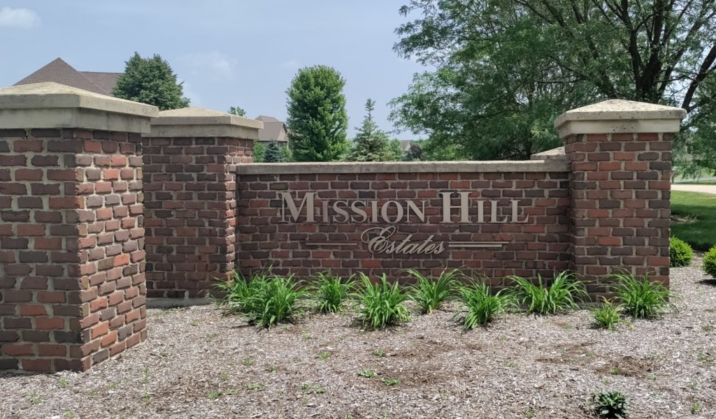 8 Mission Hills Drive, Saint Charles, Illinois image 1