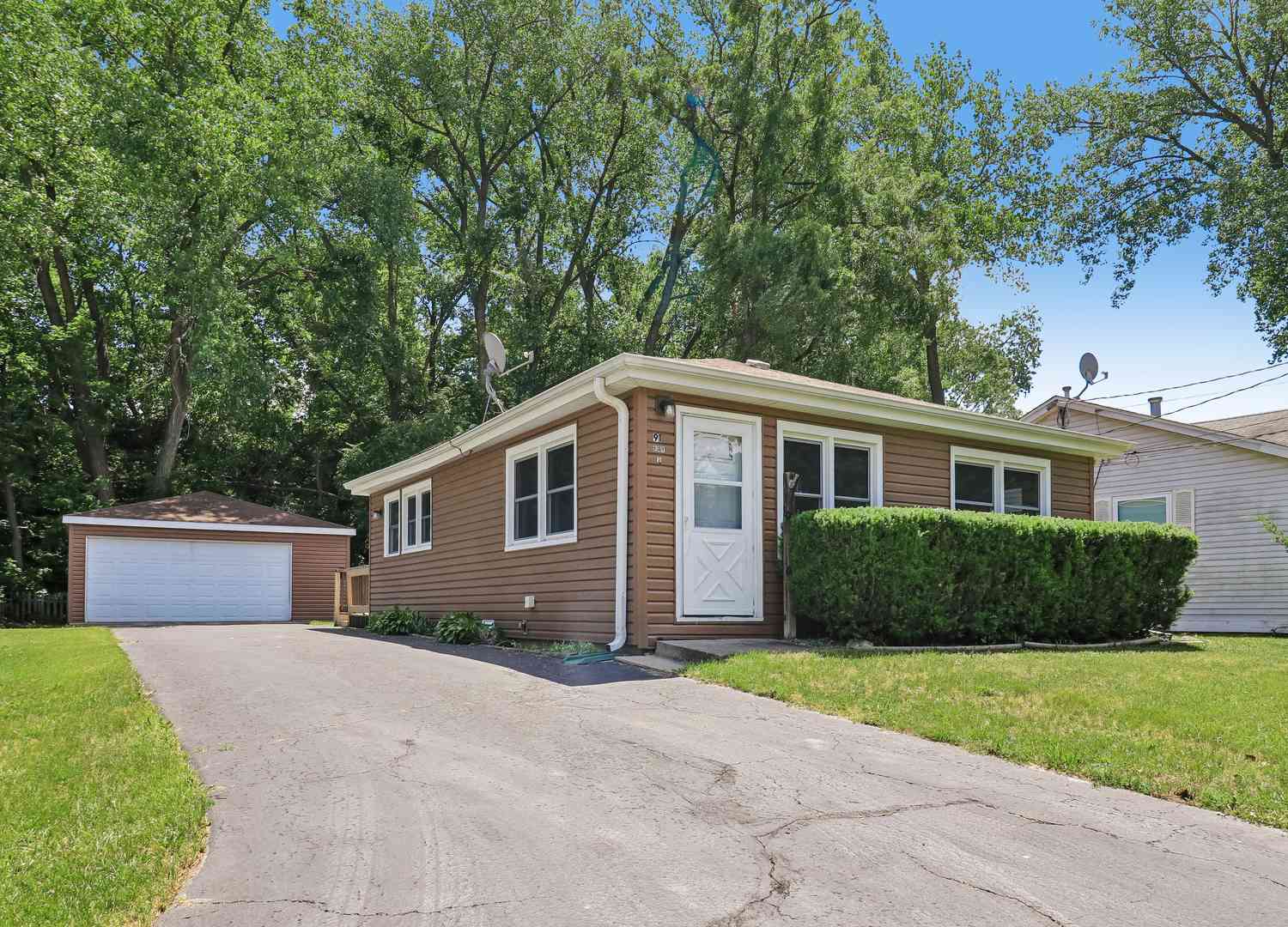 Homes For Sale - 91 Bay Road<br/> Fox Lake, IL 60020